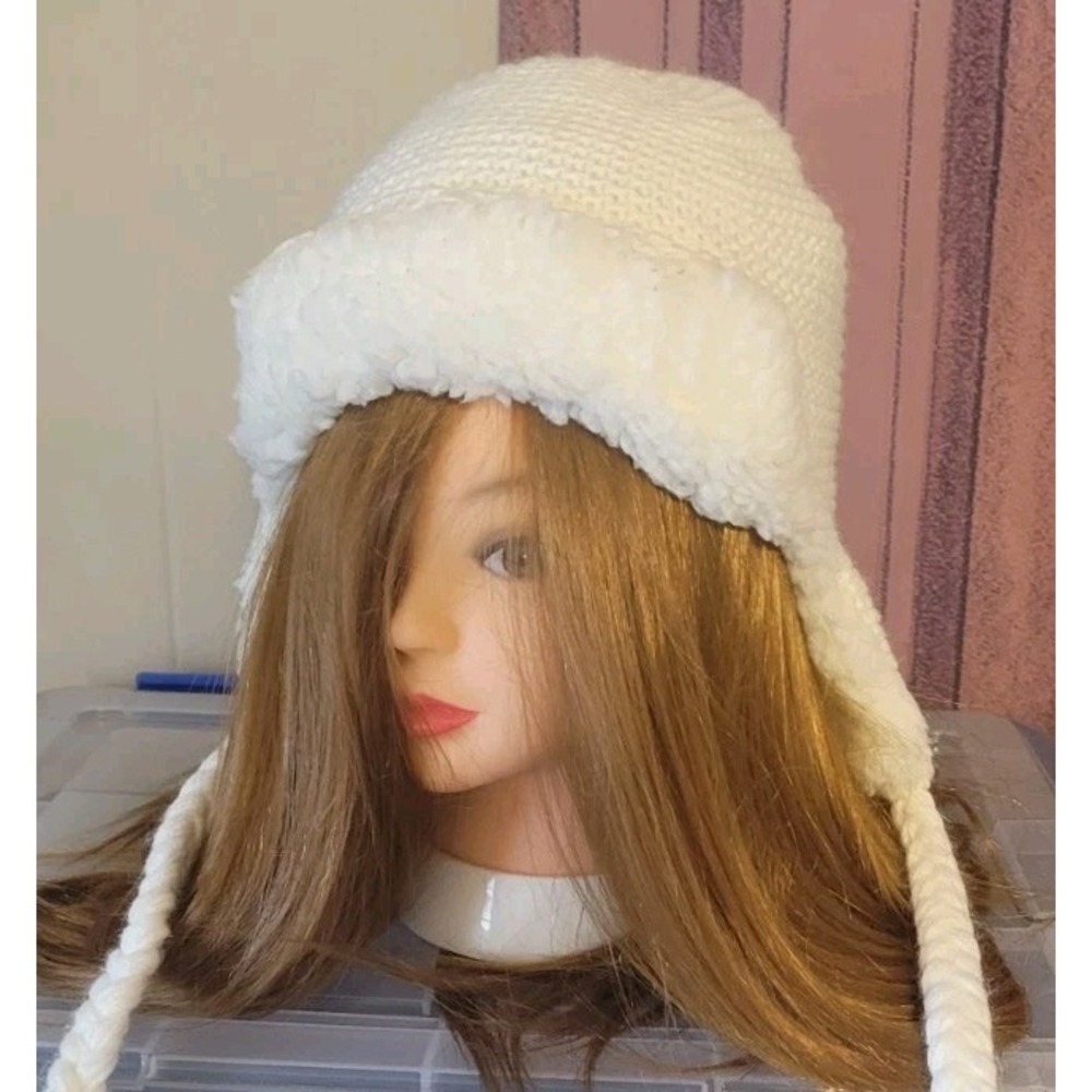 Timberland Beanie‎ Hat With Tassel  One Size Fits All White Knit  Womans